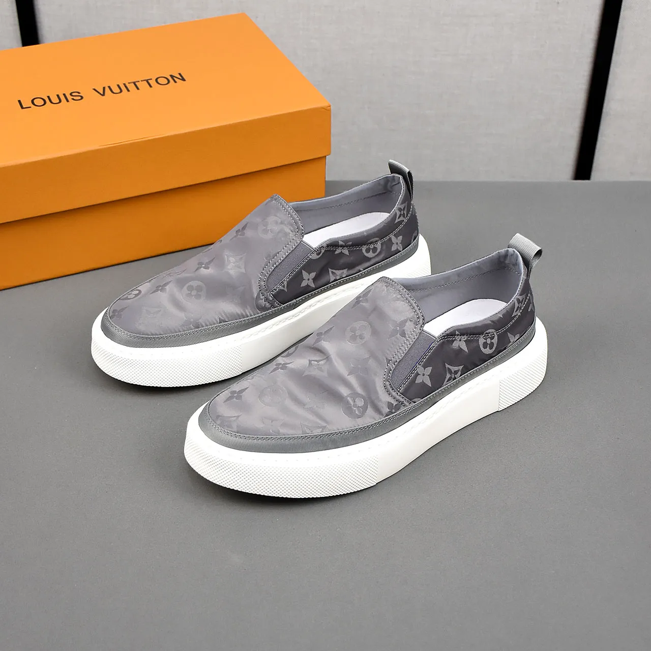 PP400❣️❣️❣️LV breathable cloth shoes, the upper is made of comfortable and breathable fabric, and the ultra-light rubber foam outsole. Men's size 39-44.